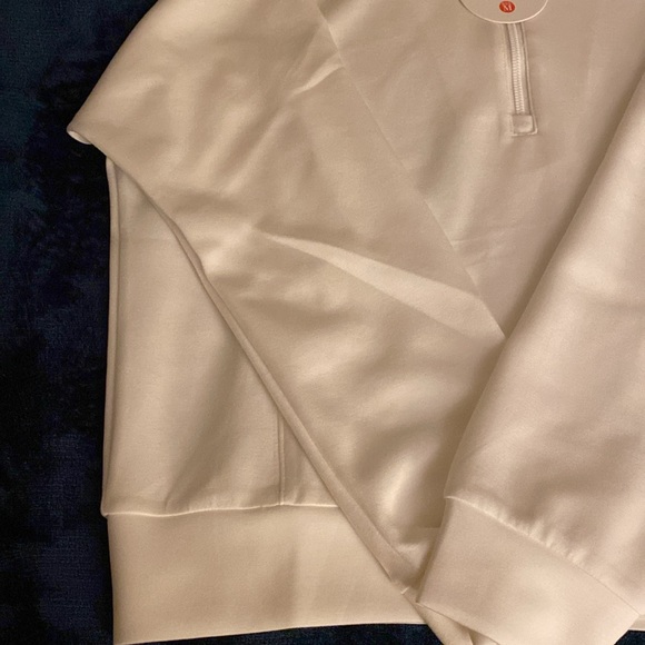 I’m selling this set of new white pant&sweater - Picture 4 of 16